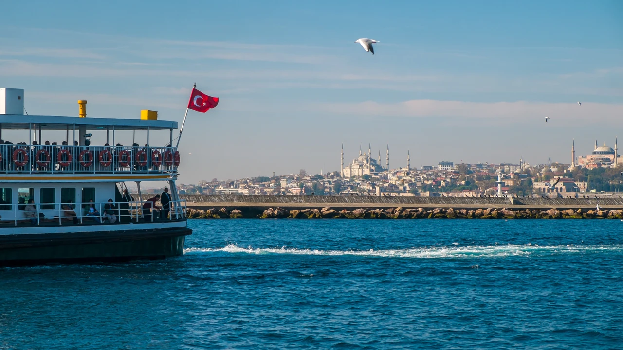 Boğaz'da tekne turları ve Asya ile Avrupa arasında deniz yolculuğu